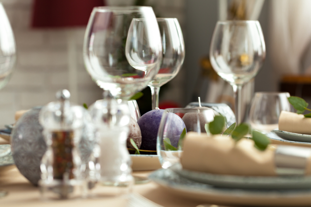 Student 2020 - fest utan firande Table setting set with candles and plant branches