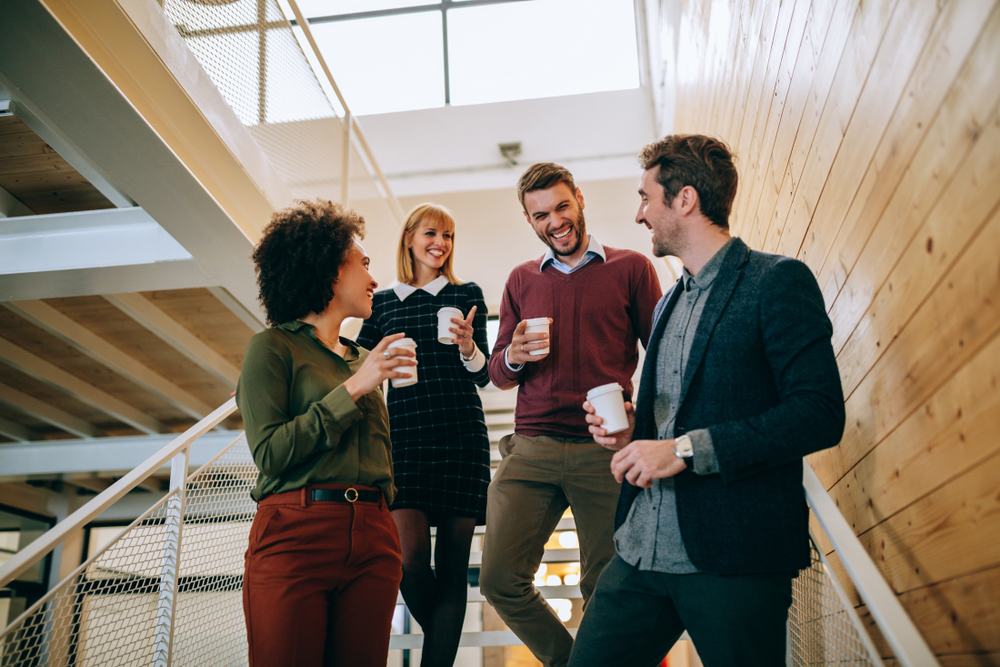 Grupp av medarbetare som har en kaffepaus